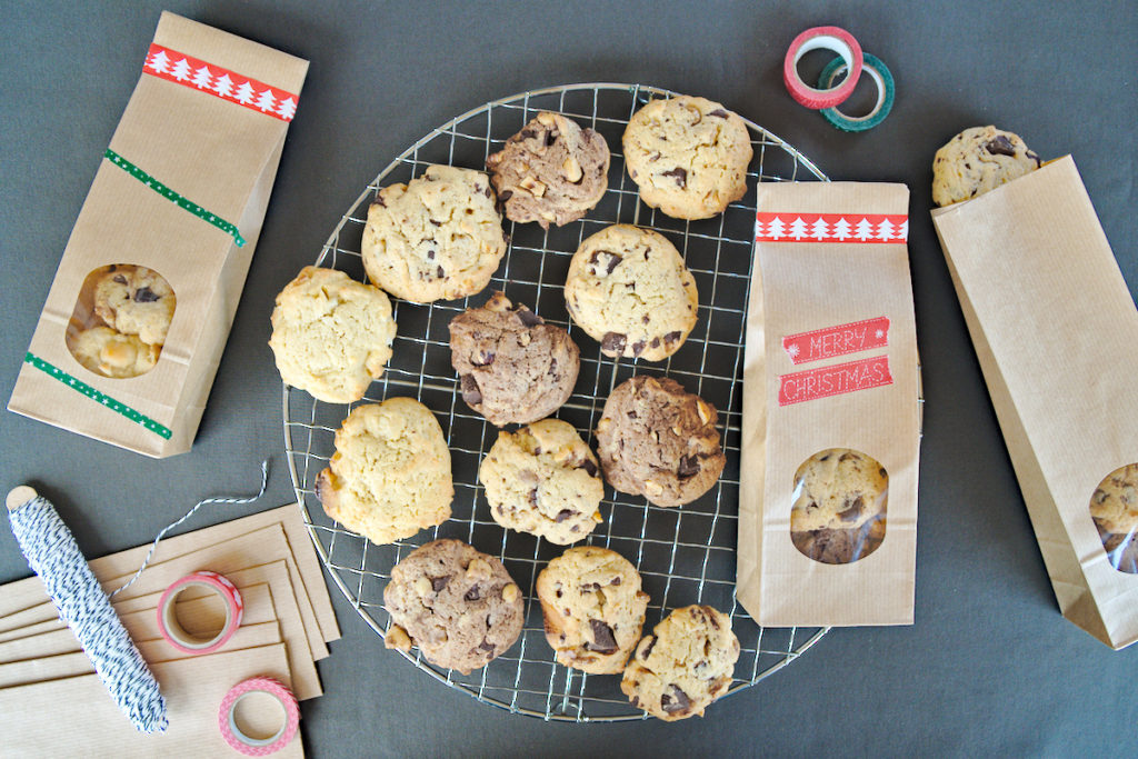 Die fertigen Cookies werden weihnachtlich verpackt