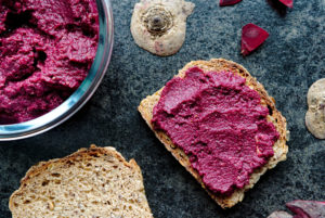 Brot mit rote Beete Aufstrich