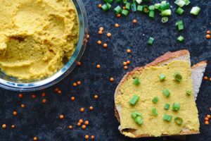 Brot mit Linsenaufstrich