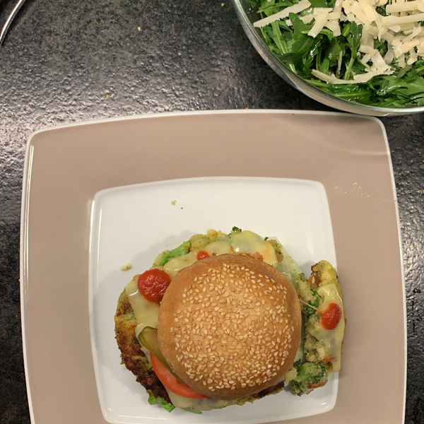 Burger mit Brokkoli-Pattie