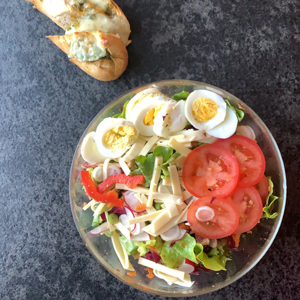 Bunter Salat mit Kräuterbaguette