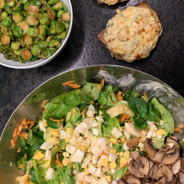 Bunter Salat mit Rosenkohl und Pilzbrot