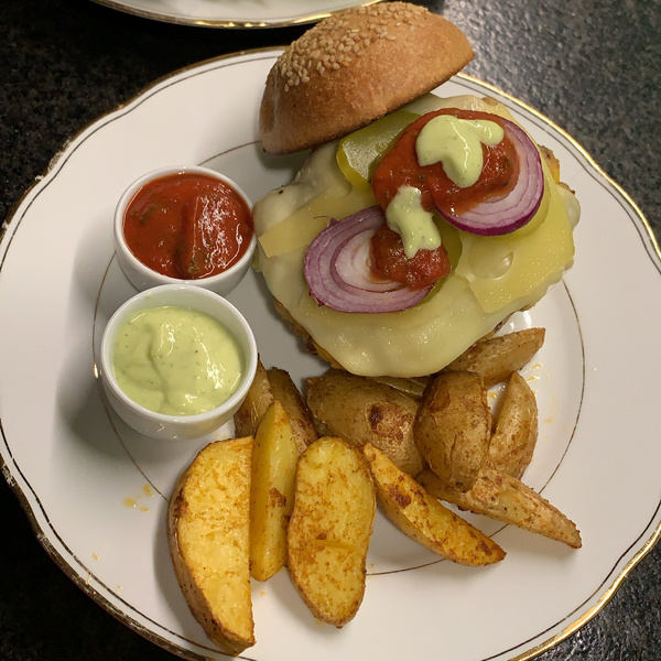 Veggie-Burger mit Kartoffelwedges